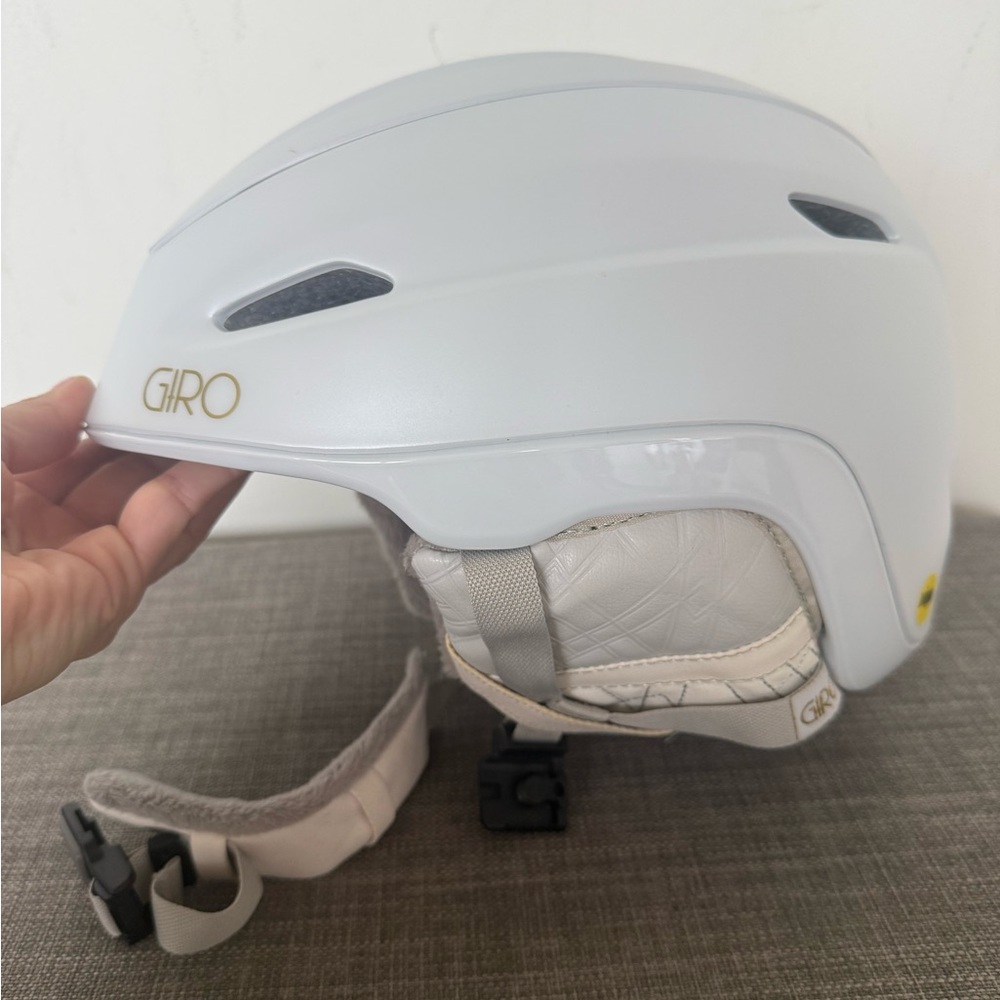 Giro Matte White Womens Ski/Snowboard Helmet